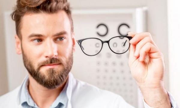 Συμβουλές για να… βγάλετε τα γυαλιά μυωπίας δίνουν οι οφθαλμίατροι