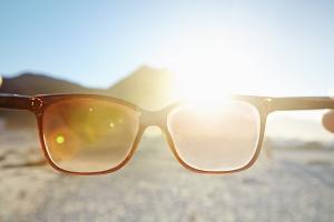 Τι παθαίνουν τα μάτια αν δε φοράμε γυαλιά ηλίου