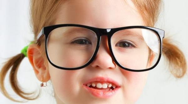 Πώς θα καταλάβετε ότι τα παιδιά σας χρειάζονται γυαλιά όρασης
