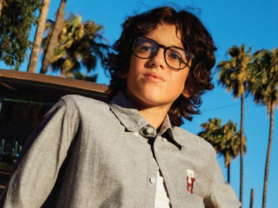 Η Tommy Hilfiger ανακοινώνει τη συλλογή γυαλιών Junior με τον Skateboarder Gui Khury
