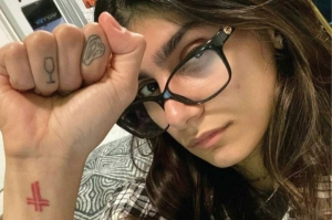 Η πρώην Πορνοστάρ Mia Khalifa και νυν Ακτιβίστρια, Δημοπρατεί Γυαλιά για το Λίβανο.