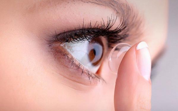 Η επικίνδυνη μόλυνση των ματιών που απειλεί όσους φορούν φακούς